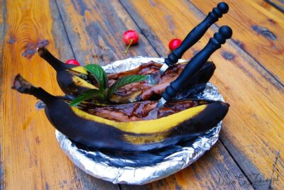 banany z grilla z czekoladą i miętą