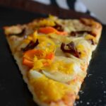 Jesienna pizza z kurkami, dynią, marchewką i cebulą