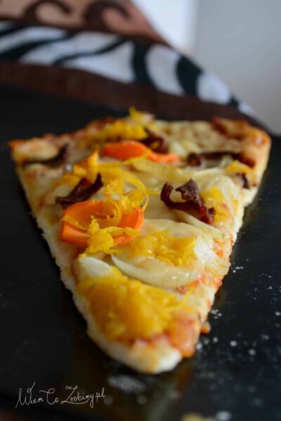 Jesienna pizza z kurkami, dynią, marchewką i cebulą