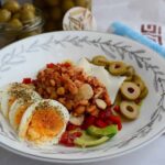 grecka kuchnia sałatka groch jajko awokado papryka oliwki