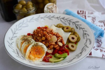 grecka kuchnia sałatka groch jajko awokado papryka oliwki
