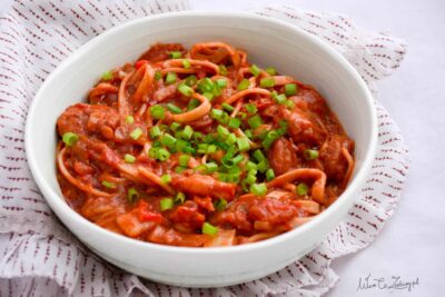 Makaron orientalny z sosem pomidorowym i krewetkami