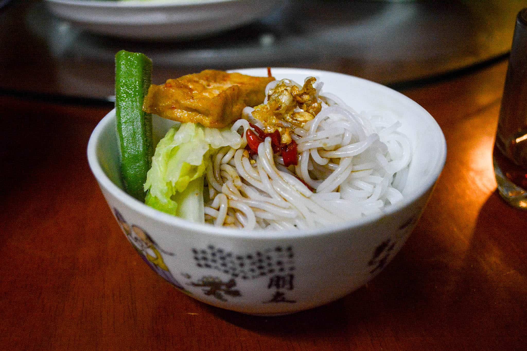Makaron ryżowy z tofu i warzywami